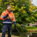 Meewerkend voorman in het groen