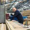 Montagemedewerker timmerfabriek