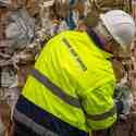 Terreinmedewerker bandenrecycling