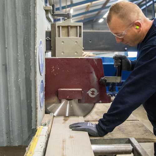 Montagemedewerker timmerfabriek