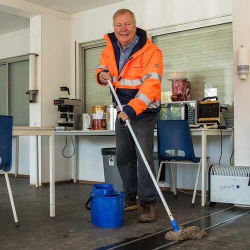 Pracownik produkcji pralni