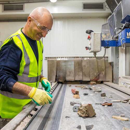 Magazijnmedewerker kledingrecycling