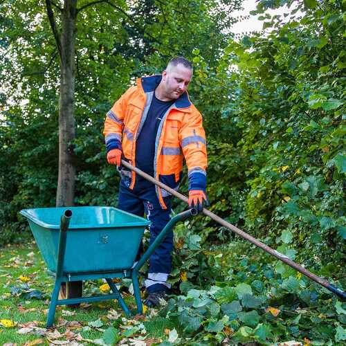 Bодитель-cотрудник по благоустройству зеленых насаждений